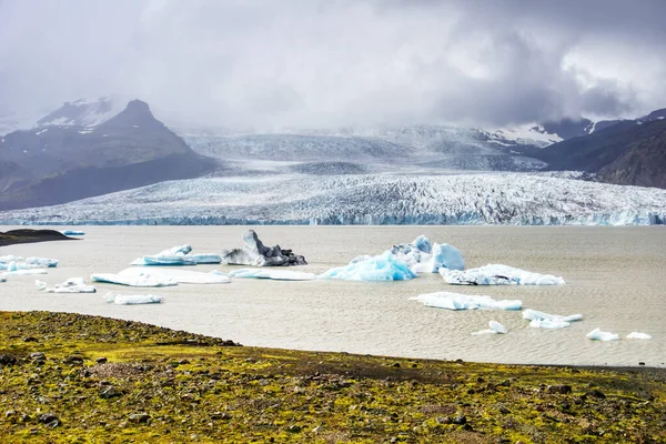 Fjallsarlon Iceberg Lagoon Iceland Glacier Ice Floes Mountains Lake Shore — 图库照片