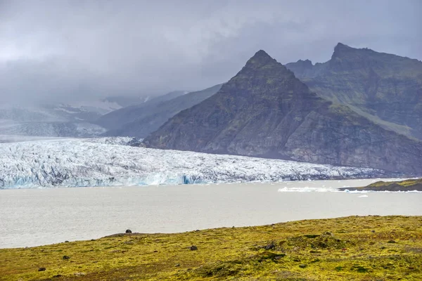 Fjallsarlon Iceberg Lagoon Iceland Glacier Ice Floes Mountains Lake Shore — Stock Fotó