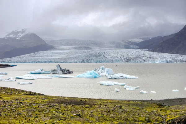 Fjallsarlon Iceberg Lagoon Iceland Glacier Ice Floes Mountains Lake Shore — 스톡 사진