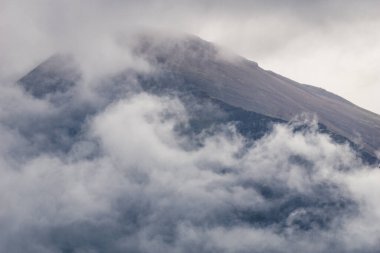 İzlanda 'daki dağların üzerinden sis ve sis - HDR fotoğrafı
