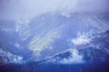 İzlanda 'daki dağların üzerinden sis ve sis - HDR fotoğrafı