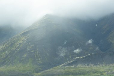 İzlanda 'daki dağların üzerinden sis ve sis - HDR fotoğrafı