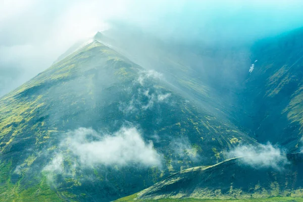 Nebel Und Nebel Über Den Bergen Islands Hdr Foto — Stockfoto