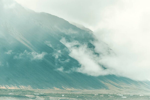 Туман и туман над горами в Исландии - HDR фотография