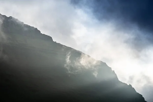 Nevoeiro Névoa Sobre Rige Montanha Islândia Fotografia Hdr — Fotografia de Stock