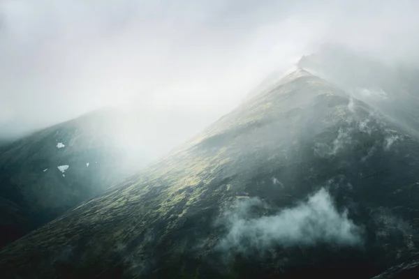 Nebel Und Nebel Über Den Bergen Islands Hdr Foto — Stockfoto