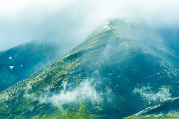 Туман Туман Над Горами Исландии Hdr Фотография — стоковое фото