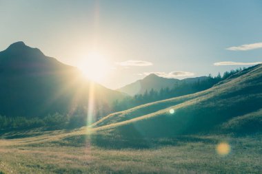 Dağlarda gün batımı, ilk planda çayır, İzlanda - HDR fotoğrafı