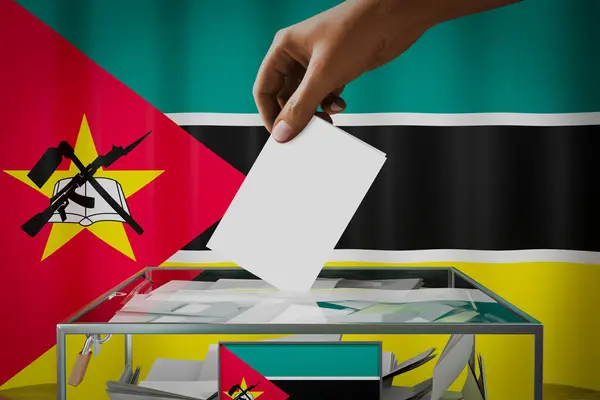Bandiera Del Mozambico Mano Cadere Scheda Elettorale Una Scatola Voto — Foto Stock