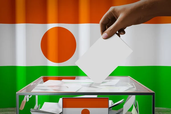 Bandeira Níger Mão Soltando Cartão Cédula Uma Caixa Votação Conceito — Fotografia de Stock