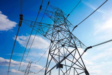 Elektrik direkleri, arka planda gökyüzü - 3 boyutlu illüstrasyon