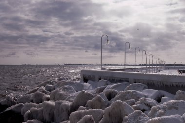 soğuk kış soğuk taşları olan Pier.