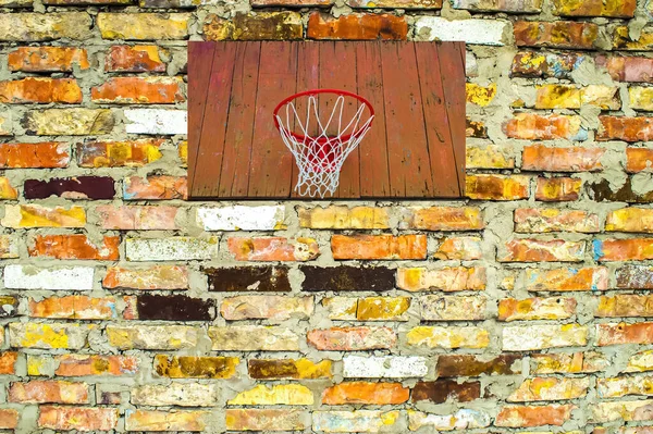 Backboard de basquete com um anel em uma parede de tijolo. — Fotografia de Stock