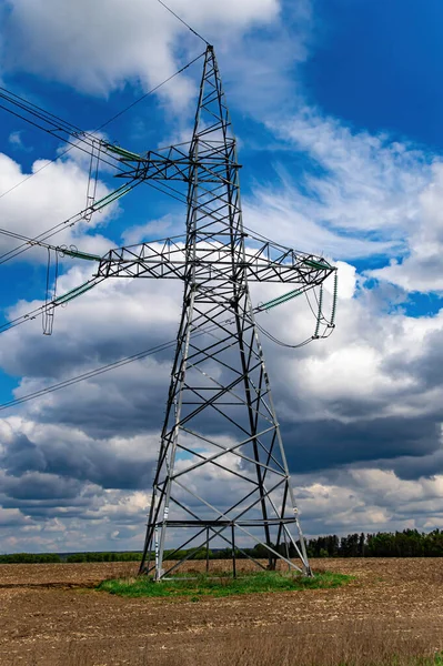 Hochspannungsmast mit Drähten. — Stockfoto