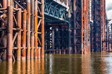 Köprünün güçlendirilmiş beton yapısı yapım aşamasında..