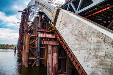Köprünün güçlendirilmiş beton yapısı yapım aşamasında..