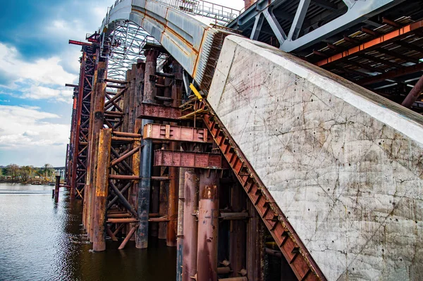 Stahlbetonkonstruktion der Brücke im Bau. — Stockfoto