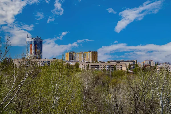 Edificios residenciales urbanos en el horizonte desde arriba. — Foto de Stock