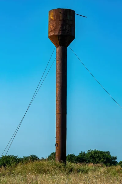 Velha Torre Água Enferrujada Campo Contra Céu Azul Torre Água — Fotografia de Stock