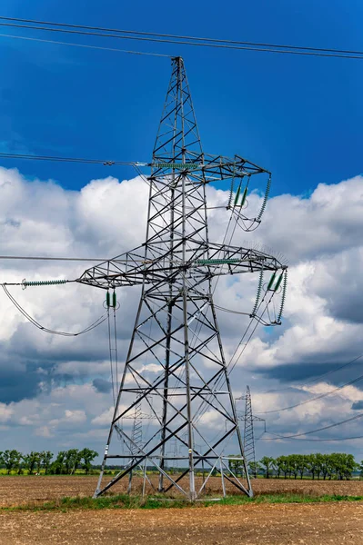 Wieża Przesyłowa Wysokiego Napięcia Przewodami Linia Wysokiego Napięcia Przemysł Energetyczny — Zdjęcie stockowe