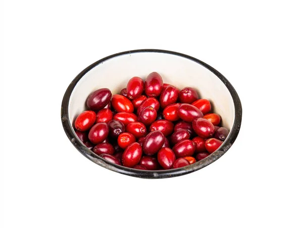 하얀 배경에 철제 그릇에 들어 있는 산딸나무의 붉은 열매. — 스톡 사진