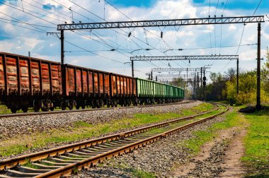 Tren raylarında yük treninin vagonları hareket ediyor..