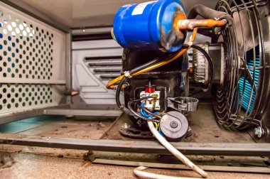 Soğutma ünitesinin kompresörü için elektrik başlatma rölesi.