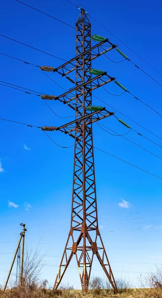Wieża Wysokonapięciowymi Przewodami Przesyłu Energii Kable Elektryczne Metalowej Wieży Linia — Zdjęcie stockowe