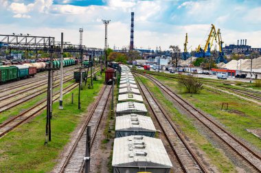 Tren raylarında yük treninin vagonları hareket ediyor..
