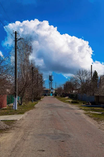 Landelijke straat met een watertoren aan de horizon. — Stockfoto