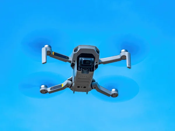 Voo Drone Contra Céu Azul Drone Filmar Tire Fotos Voo — Fotografia de Stock