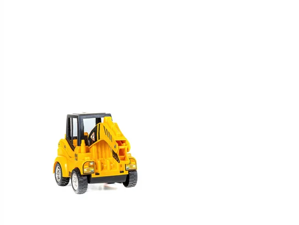 Orangefarbener Bautraktorbagger - Kinderspielzeug auf weißem Hintergrund. — Stockfoto