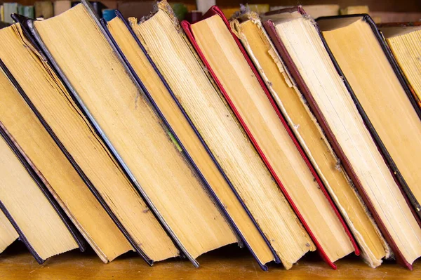 本棚にあった古い本の山。一列に古い本. — ストック写真