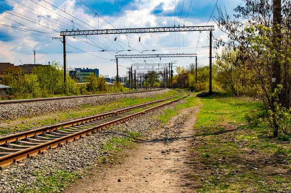 Railroad tracks with rails and electric power wires for trains. — Fotografia de Stock