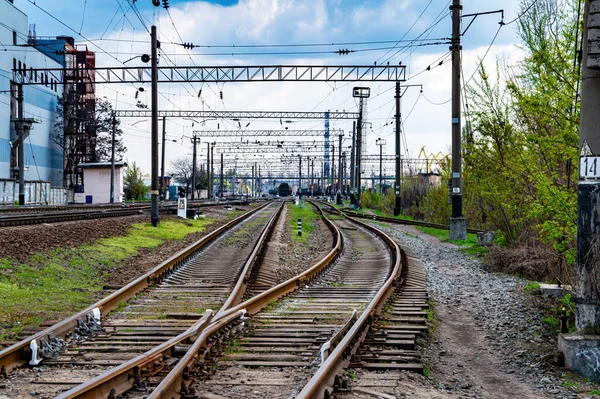 Railroad tracks with rails and electric power wires for trains. — Fotografia de Stock