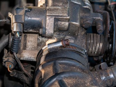 Arabanın egzoz sisteminin lastik borusunun metal kıskacı..