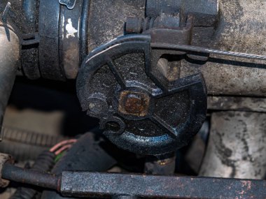 Gaz pedalının metal kablolu gaz vanası. Gaz hızlandırıcısı. Araba tamiri. Motorlu taşıtlar servisi. Araç bakımı. Gaz ayarlama mekanizması.