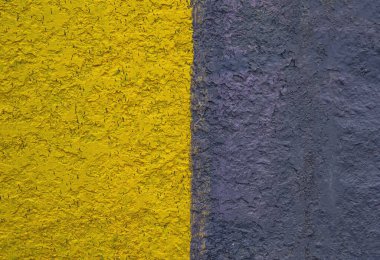 Yüzey sarı ve siyaha boyanmış..