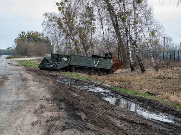 Ukrayna 'da savaş. Rus ordusunun zırhlı araçları Ukrayna sokaklarında. Askeri tanklar ve kendi kendine çalışan topçular. Rus askeri teçhizatı Ukrayna ordusu tarafından yok edildi..