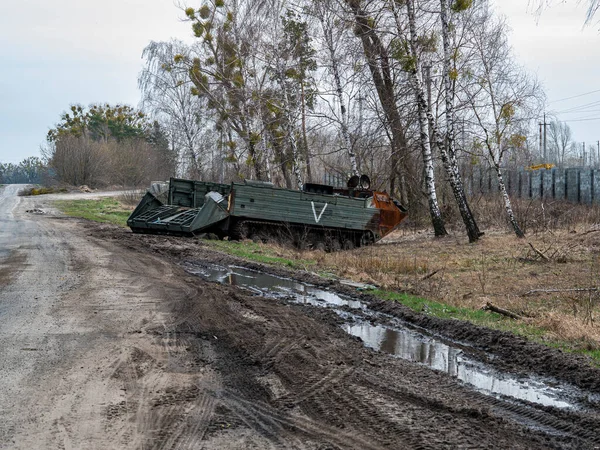 乌克兰战争 俄罗斯军队的装甲车辆在乌克兰街头行驶 军用坦克和自行炮台 被乌克兰军队击毁的俄罗斯军事装备 — 图库照片#