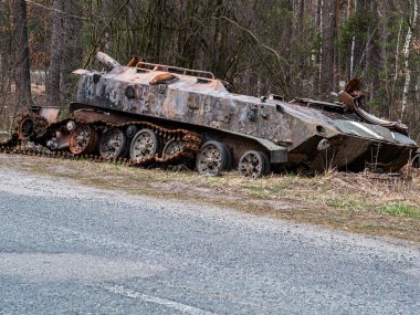Ukrayna 'da savaş. Rus ordusunun zırhlı araçları Ukrayna sokaklarında. Askeri tanklar ve kendi kendine çalışan topçular. Rus askeri teçhizatı Ukrayna ordusu tarafından yok edildi..