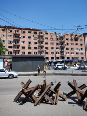 Kyiv 'deki bir füze saldırısından dolayı binaya zarar geldi. Ukrayna 'daki savaş. Sıkıyönetim.