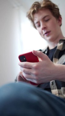 Engelli bir adam tekerlekli sandalyesinde oturuyor ve internete bakıyor. 