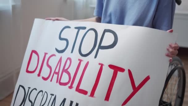Una giovane donna disabile mostra un poster e parla con la telecamera — Video Stock
