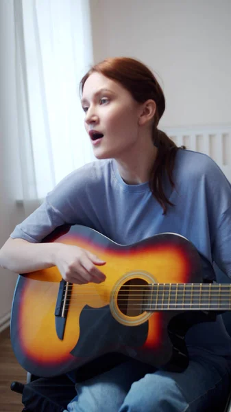 Una signora disabile sta suonando la chitarra e cantando canzoni — Foto Stock