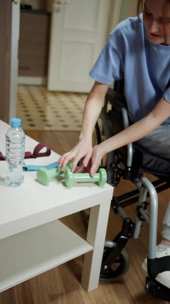 A disabled woman is making hand exercises with special equipment — Stock Photo, Image