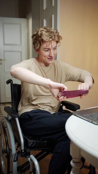 Un homme handicapé fait des exercices manuels avec un équipement spécial — Photo