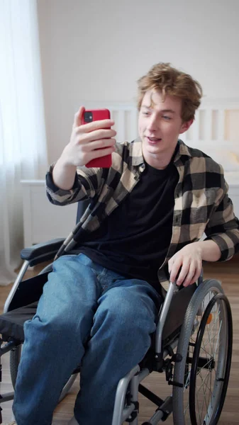 Seorang pria cacat yang indah sedang berbicara dengan temannya di Internet — Stok Foto