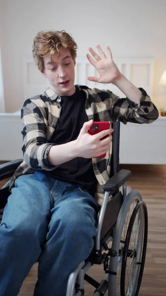 Un hombre discapacitado está hablando con su amigo en Internet y pasando un buen rato — Foto de Stock
