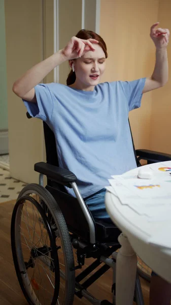 Une jeune femme handicapée écoute de la musique et chante — Photo